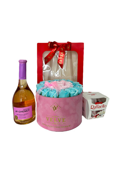 velve Pachet cadou Splendor,Vin Rose, Praline.aranjament floral cu trandafiri de sapun