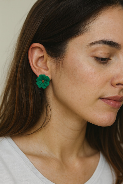 Atölye Myth El Yapımı Yeşil Minimal Tasarım Çiçek Küpe - Sade ve Şık