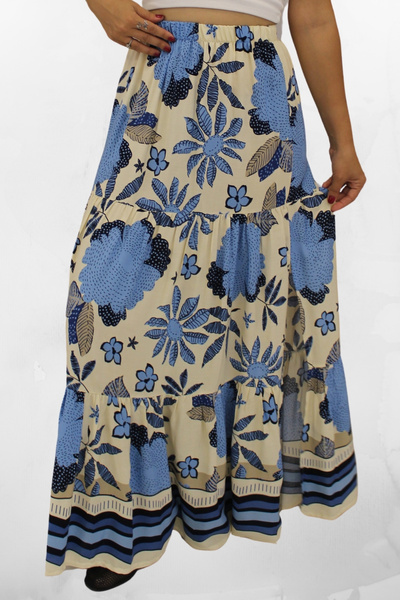 EN WOMAN FUSTĂ LUNGĂ DIN ȚESUT DE VISCOSĂ CU MODEL DE FLORI