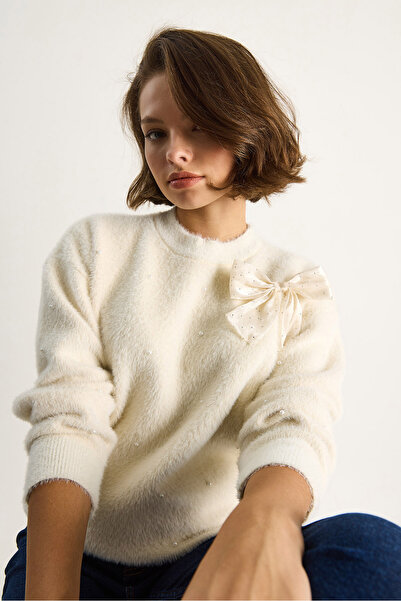 Bianco Lucci Women's Pearl Detailed Ribbon Accessory Crew Neck Soft Textured Sweater 25028 60284082