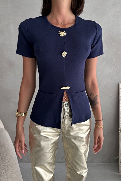 Chicup Aura بلوزة نسائية محبوكة باللون الأزرق الداكن مع جيوب وإكسسوارات