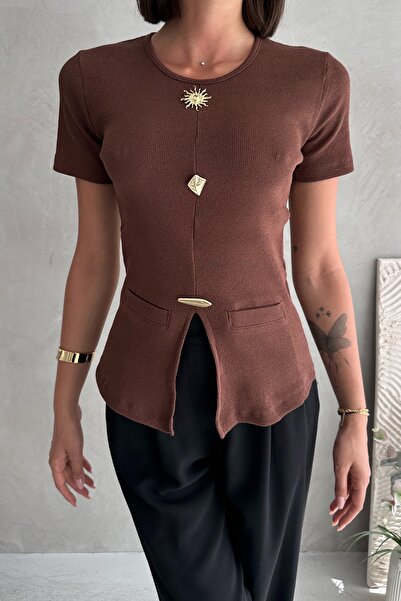 Chicup Aura Γυναικεία πλεκτή μπλούζα καφέ χρώματος με τσέπες και αξεσουάρ