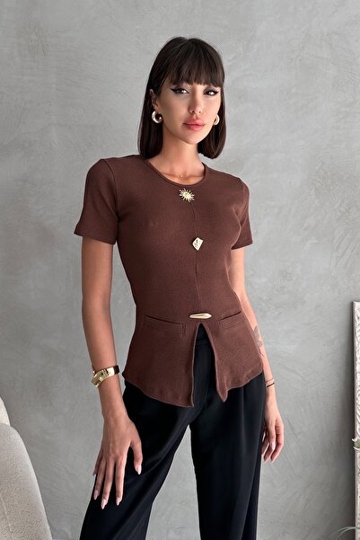 Chicup Aura Γυναικεία πλεκτή μπλούζα καφέ χρώματος με τσέπες και αξεσουάρ