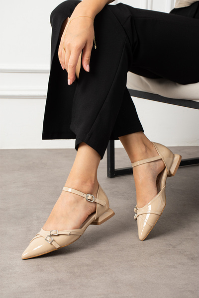 Güllü Shoes حذاء نسائي من الجلد باللون البيج مع رباط للكاحل وإبزيم مزدوج ومقد...