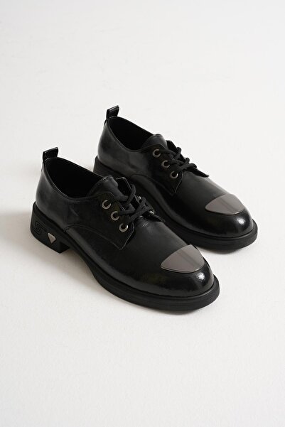 Mubiano حذاء كاجوال نسائي من الجلد الأسود اللامع من Arven مع إكسسوارات معدنية