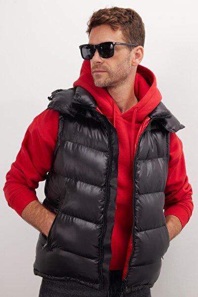 Tudors Men's Standard Fit Regular Cut Zero Sleeve Double Pocket Zippered Black Puffer Vest