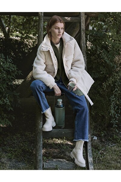 Kayra معطف من القطيفة بتفاصيل جيبية كريمية اللون