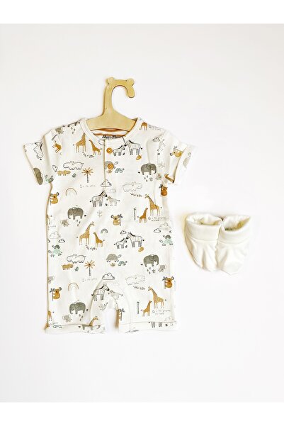 Sheer Hugs رومبر قصير أبيض دافئ للأولاد من AOP مع حذاء أبيض