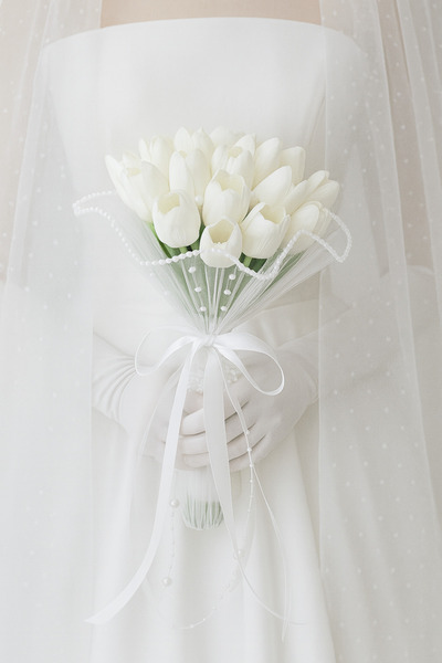 Bioren Islak Lale Gelin Buketi – Yan İncili ve Tüllü, El Yapımı Nikah & Düğün Çiçeği