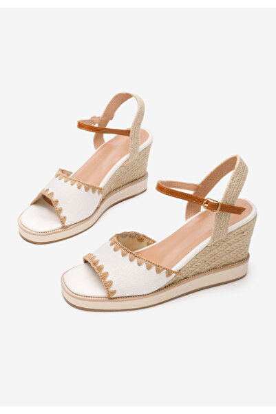 B T Shoes Bílé sandály na klínku Myrta