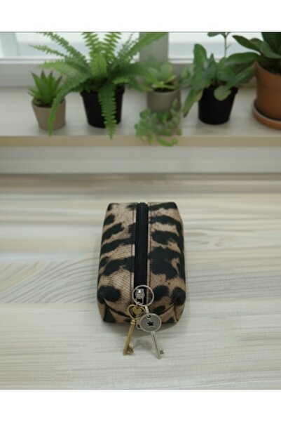 in steilla Minimal Leopar Desenli Anahtarlık Cüzdan ve Çanta Aksesuarı..