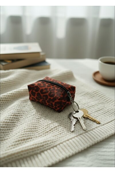 in steilla Minimal Leopar Desenli Anahtarlık Cüzdan ve Çanta Aksesuarı..