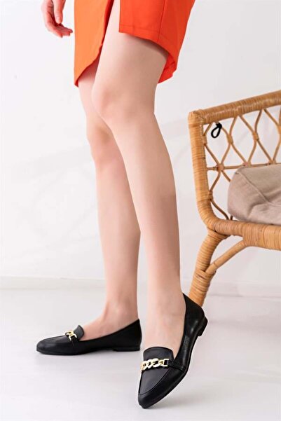 Les Passent Γυναικείες μπαλαρίνες Lorena με μαύρη μυτερή αλυσίδα με αγκράφα