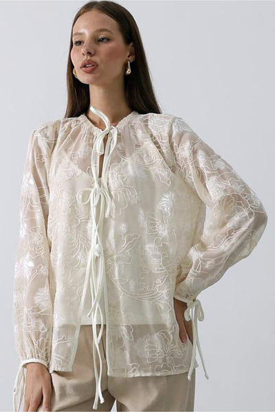 MissThetis Uzun Kol Ucu Önü Yakası İpli Bağlama Detaylı Çiçek İşlemeli Dokulu Desenli Şifon Kumaş Şık Gömlek