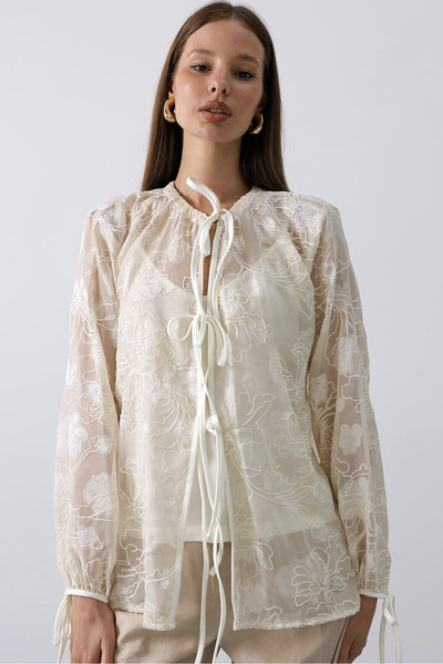 MissThetis Uzun Kol Ucu Önü Yakası İpli Bağlama Detaylı Çiçek İşlemeli Dokulu Desenli Şifon Kumaş Şık Gömlek