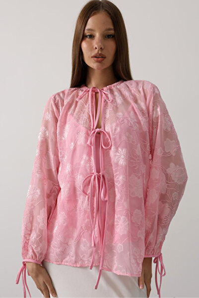 MissThetis Uzun Kol Ucu Önü Yakası İpli Bağlama Detaylı Çiçek İşlemeli Dokulu Desenli Şifon Kumaş Şık Gömlek