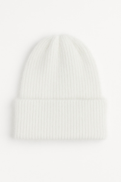 Butik Beyaz Kadın Yumuşacık Akrilik Kumaş Saçaklı Tüylü Bere – Sıcak Tutucu Kışlık Şapka