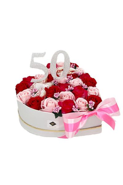 velve Aranjament floral personalizat cu cifre, cutie alba in forma de inima c...