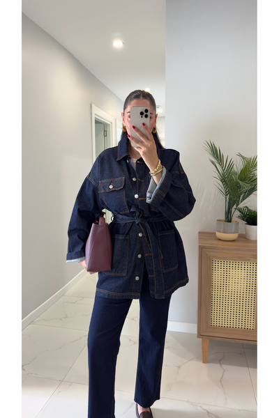 BİRCANÇİL سترة دنيم بحزام وتفاصيل جيب باللون الأزرق الداكن من يوجي