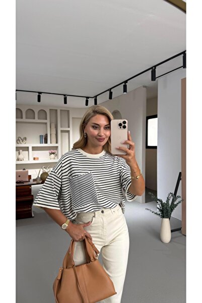 Sezgi Tekin Tricotaj oversize cu dungi bleumarin cu detaliu de buzunar