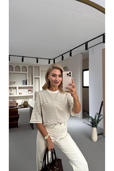 Sezgi Tekin Tricotaj cu detaliu de buzunar cu dungi Camel supradimensionat