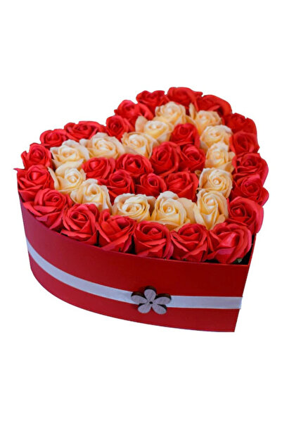 velve Aranjament in cutie rosie in forma de inima cu 43 trandafiri din sapun ...