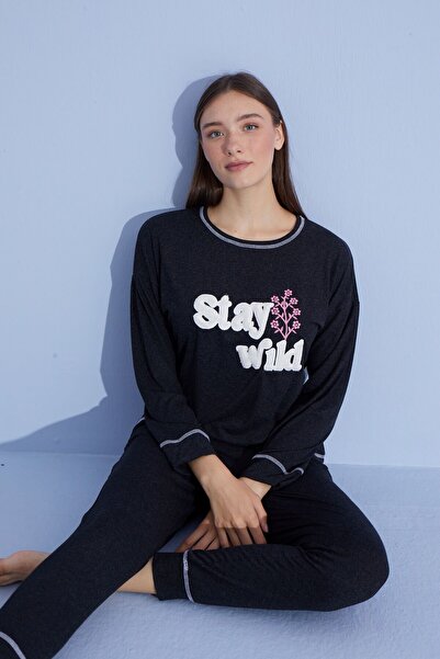 PİJAMOOD ŽENSKI SET PADDY SA OKRUGLIM IZREZOM I DETALJIMA NAPISANJA