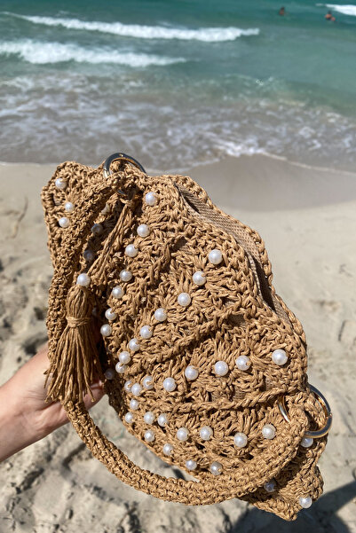 Mila Pearl Straw Mussel Bag