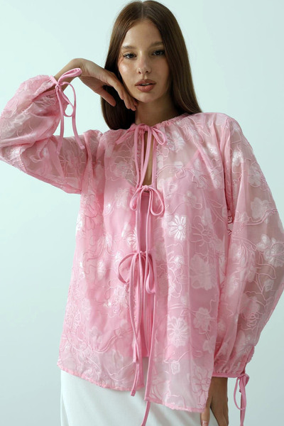 Genel Markalar Yuvarlak Yaka Önü İpli Bağlamalı Çiçek İşlemeli Desenli Dokulu Uzun Kollu Şifon Şık ve Cool Gömlek