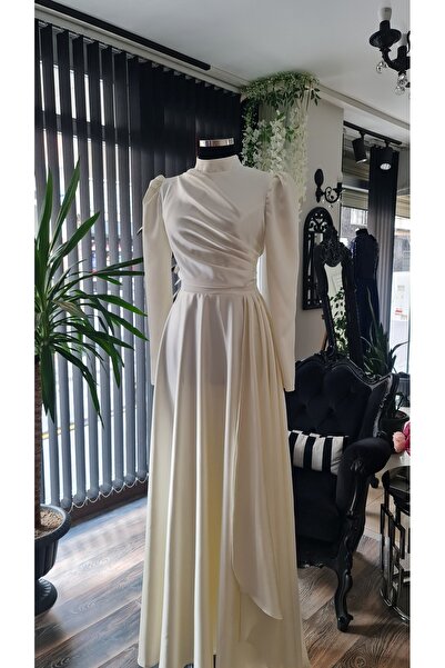 makbuleofficial Ekrubeyaz Saten Kumaştan Drape Detaylı Söz Nişan Nikah Elbisesi