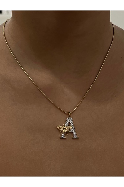 Twinssis Accessories قلادة بتصميم حرف مزدوج اللون مع زخرفة النحلة الفولاذية