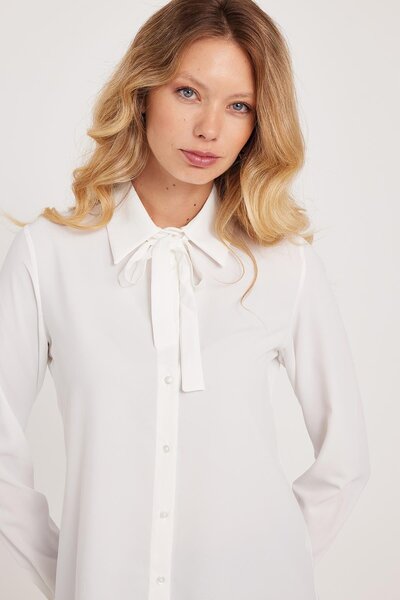 Tudors Дамска бяла риза с стандартна кройка и папийонка