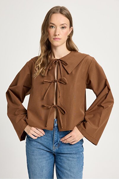 minaaise Γυναικεία μπλούζα από ύφασμα καφέ ποπλίνα με λεπτομέρεια με λαιμόκοψ...