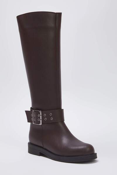 TRENDYOL SHOES Dunkelbraune Damen-Reitstiefel mit flacher Sohle und Ösendetail TAKAW26CZ00000
