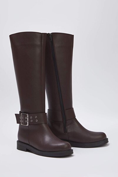 TRENDYOL SHOES Dunkelbraune Damen-Reitstiefel mit flacher Sohle und Ösendetail TAKAW26CZ00000