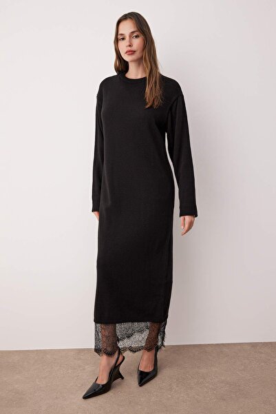 Trendyol Modest Μαύρο πλεκτό φόρεμα με λεπτομέρειες από δαντέλα TCTAW26EB00011
