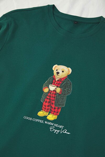 Trendyol Collection Zelená souprava pleteného pyžama Regular Fit s potiskem medvídka ze 100% bavlny TMNAW26PT00007