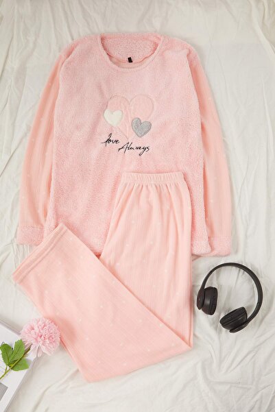 Trendyol Curve Σετ πιτζάμες Pink Heart Fleece Plus Size TBBAW26AI00041