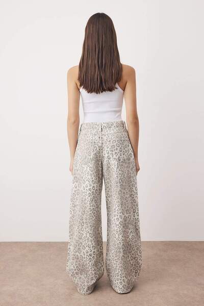 Trendyol Collection Πολύχρωμο τζιν με κανονική μέση με λεοπάρ στάμπα με φαρδιά πόδια TWOAW26JE00024