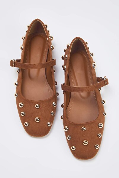 TRENDYOL SHOES Braune Wildleder-Ballerinas mit Trok-Stickerei und Band, mandelförmiger Zehenbereich, Mary Jane-Stil für Damen, TAKSS25BE00006