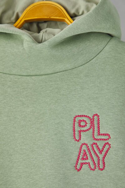 TRENDYOLKIDS Mintgrünes, bedrucktes Kapuzen-Sweatshirt aus Baumwolle, normal dick, mit Fleece-Innenfutter, gestricktes Sweatshirt für Mädchen TKDAW26SW00035