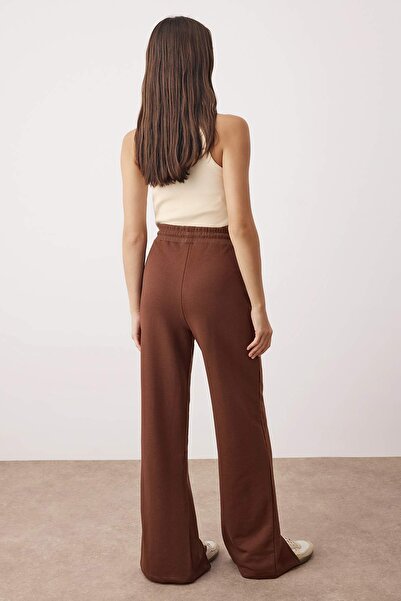 Trendyol Collection Καφέ πλεκτό παντελόνι με ραβδώσεις με ελαστική μέση με σχισμή στο μπροστινό μέρος TWOAW26EA00008