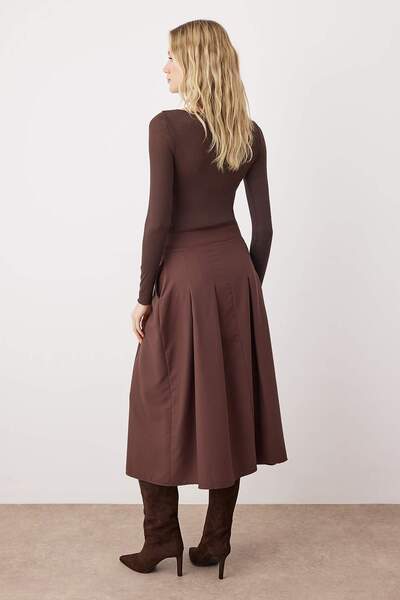 Trendyol Collection Tmavě hnědá midi tkaná sukně s detailním plisováním vpředu a předním zapínáním na knoflíky TWOSS24ET00169