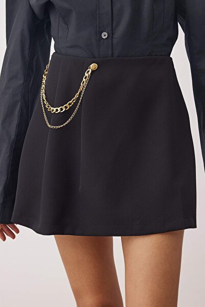 Trendyol Collection Λεπτομερής υφασμένο σορτς με μαύρη αλυσίδα και πιέτες TWOAW23SR00041