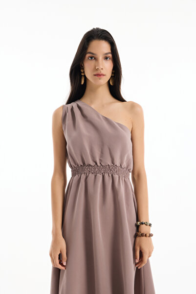 Quzu Кафява миди рокля с еластична талия и едно рамо