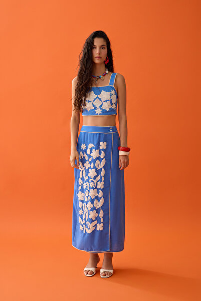 Quzu تنورة متوسطة الطول مطرزة بالزهور باللون الأزرق