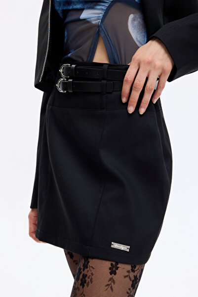 Quzu Çift Kemerli Metal Etiket Detaylı Mini Etek Siyah