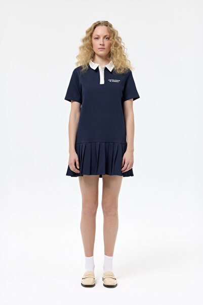 Quzu فستان قصير بطيات بياقة بولو باللون الأزرق الداكن