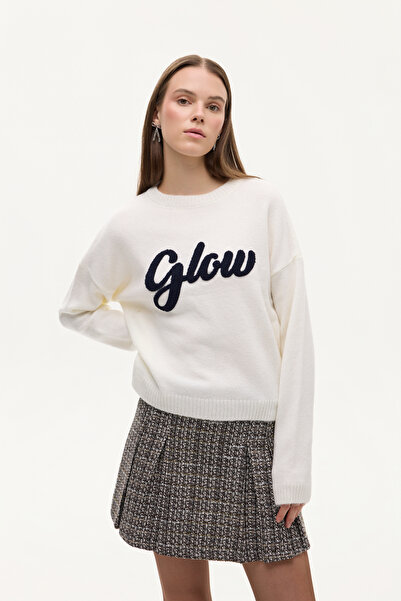 Quzu Embossed Lettering Crew Neck Knitwear Sweater Ecru