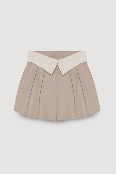 Quzu شورت قصير مطوي باللون البيج - تفاصيل الخصر